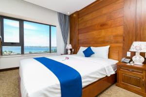Postel nebo postele na pokoji v ubytování Navy Hotel Cam Ranh