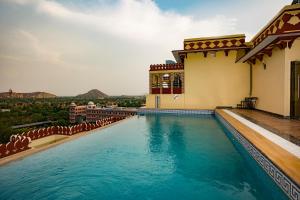Bazén v ubytování Umaid Haveli-A Heritage Style Hotel & Resort nebo v jeho okolí