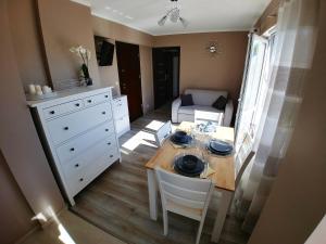 een keuken en eetkamer met een tafel en stoelen bij Apartamenty Aleksandria in Kamień Pomorski