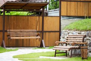 Taman di luar Hotel Old Borjomi