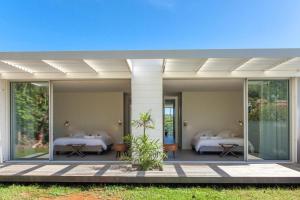 Giường trong phòng chung tại Luxury waterfront villa with swimming pool MQFR08 +87 ảnh