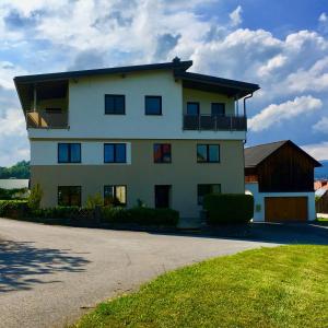 Das Gebäude in dem sich the country house befindet