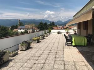 a patio with a table and chairs on a building at Casa di Vito in Bigolino