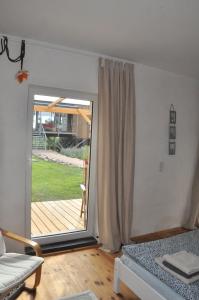 ein Wohnzimmer mit einer Schiebetür zu einer Terrasse in der Unterkunft Pension (FW) "Seeblick" am Stelzenhaus in Dornburg