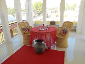 Hotel Mandawa Palace And Restaurent的阳台或露台