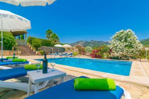 una villa in affitto con piscina e mobili da giardino di CANTABOU SA COMA D'INCA a Moscari