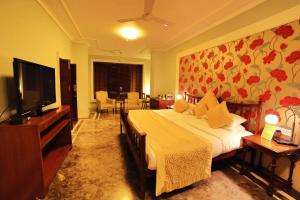 A bed or beds in a room at Palace Hotel - Bikaner House