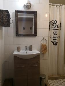 デミェンにあるSzitakötő Apartmanのバスルーム(シンク、鏡、シャワー付)