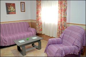 コニル・デ・ラ・フロンテーラにあるApartamento Conil Ceutaのリビングルーム(椅子2脚、テーブル付)
