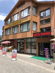 ein Geschäft vor einem Gebäude mit Schildern davor in der Unterkunft Onal Motel in Uzungöl