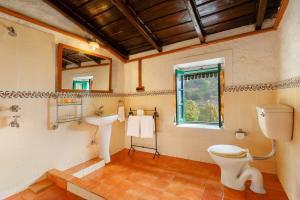 Vonios kambarys apgyvendinimo įstaigoje Himalayan View Retreat, Ramgarh by Leisure Hotels