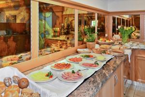 un buffet con muchos platos de comida en una barra en Pension Gattererhof, en Valles