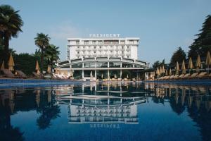 un hôtel avec une piscine en face dans l'établissement Hotel President Terme, à Abano Terme