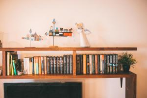 a book shelf with books and a bride on it at Apartamentai Juodkranteje in Juodkrantė