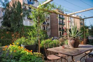 a garden with a table and chairs and plants at Hotel Brummell in Barcelona