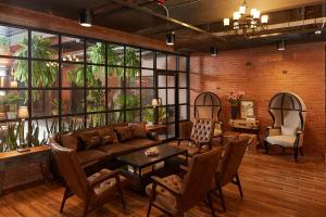 ein Wohnzimmer mit einem Sofa und einem Tisch in der Unterkunft W22 by Burasari - SHA Extra Plus Certified in Bangkok
