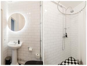 un bagno bianco con lavandino e doccia di Grand Hotel Jonkoping, BW Signature Collection a Jönköping