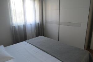 Postel nebo postele na pokoji v ubytování Grey House Zadar