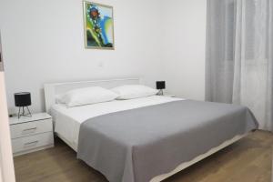 Postel nebo postele na pokoji v ubytování Grey House Zadar