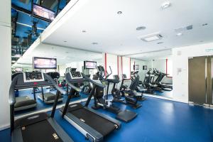 The fitness centre and/or fitness facilities at Victoria Hotel