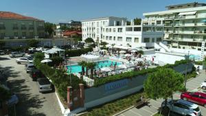 Vista ariale di un hotel con piscina e parcheggio di Hotel Promenade Universale a Cesenatico