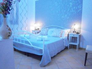 A bed or beds in a room at B&B La Rosa Lampedusa