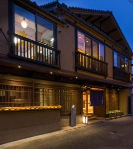 budynek z dwoma balkonami na górze w obiekcie Kizukuri no Yado Hashizuya w mieście Misasa