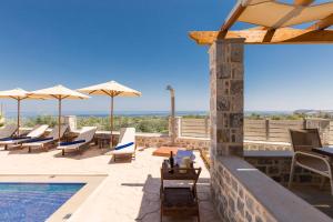 Majoituspaikassa New Villa Katifes with Pool, Walk to Amenities & Amazing Views! tai sen lähellä sijaitseva uima-allas