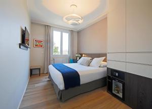 une chambre d'hôtel avec un lit et une fenêtre dans l'établissement Negrecoste Hôtel & Spa, à Aix-en-Provence