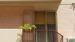 una casa con balcone e pianta di Vilmahouse a Mola di Bari