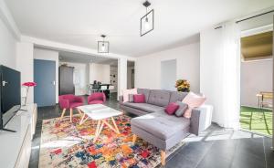 a living room with a couch and a table at Calme & Spacieux - 100m2 - Gare St-Roch in Montpellier