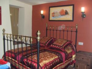 HinojaresにあるCasa Rural La Liebreの赤い壁のベッドルーム1室