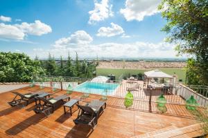 una terrazza con sedie e una piscina in una casa di Casa Pistacchio a Minervino Murge