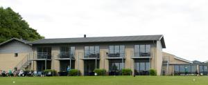 un edificio con persone che ci stanno fuori di Hotel Nordborg Sø a Nordborg