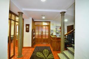 格拉納達的住宿－斯爾麗酒店，房屋内带柱子和楼梯的走廊