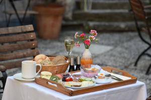 uma bandeja de comida e bebidas numa mesa em Hotel Krone 1512 em Salzburgo