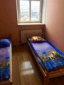 2 camas en una habitación con ventana en BalticApart Riga en Riga