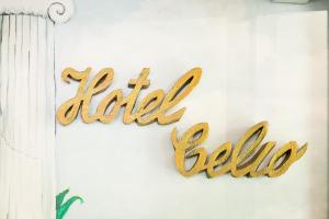 una señal para un hotel llamado Idleelel colgando de una pared en Hotel Celio, en Roma