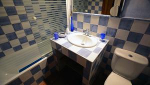 uma casa de banho com um lavatório, um WC e um chuveiro em Casa del Altozano em Barajas de Gredos