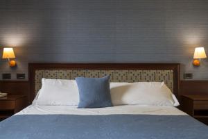 Voodi või voodid majutusasutuse Hotel Montreal toas