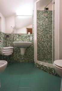 Kylpyhuone majoituspaikassa Hotel Montreal