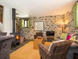 Elegant Holiday Home in Tavistock with Garden, Barbecue, Fireplaceにあるシーティングエリア