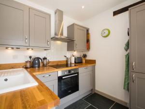 Elegant Holiday Home in Tavistock with Garden, Barbecue, Fireplaceにあるキッチンまたは簡易キッチン