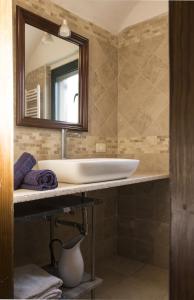 y baño con lavabo y espejo. en Trulli sul vignale in Masseria Santalachicca en Martina Franca