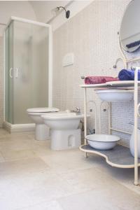 baño con 2 aseos y lavamanos en Trulli sul vignale in Masseria Santalachicca en Martina Franca