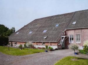 uma grande casa de tijolos vermelhos com um telhado de gambrel em Ferienhof Welsch em Timmel