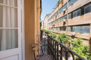 バルセロナにあるApartEasy - Central Gracia Apartmentsの建物のバルコニーへの開口ドア