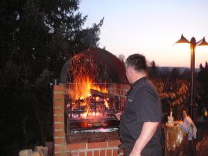 mężczyzna stojący przed piecem ceglanym w obiekcie Landgasthof Hotel Pröll w mieście Eichstätt