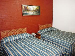 蒙特婁的住宿－聖凱瑟琳酒店，两张睡床彼此相邻,位于一个房间里