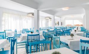 カラ・ミラーにあるBLUESEA Don Jaimeの青と白のテーブルと椅子が並ぶレストラン